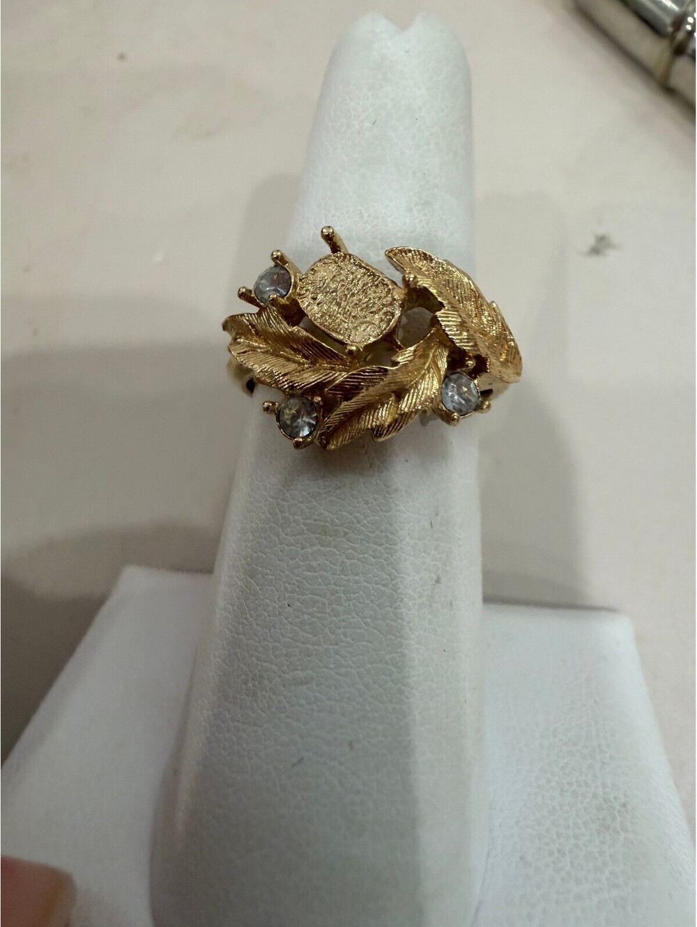 Vintage Avon Gold Tone Leaf and Rhinestone Ring Size 7.5